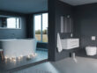 3D-Rendering eines luxuriösen, grauen Badezimmers, mit Waschbeckenunterschrank, freistehender Badewanne und Kerzenlicht