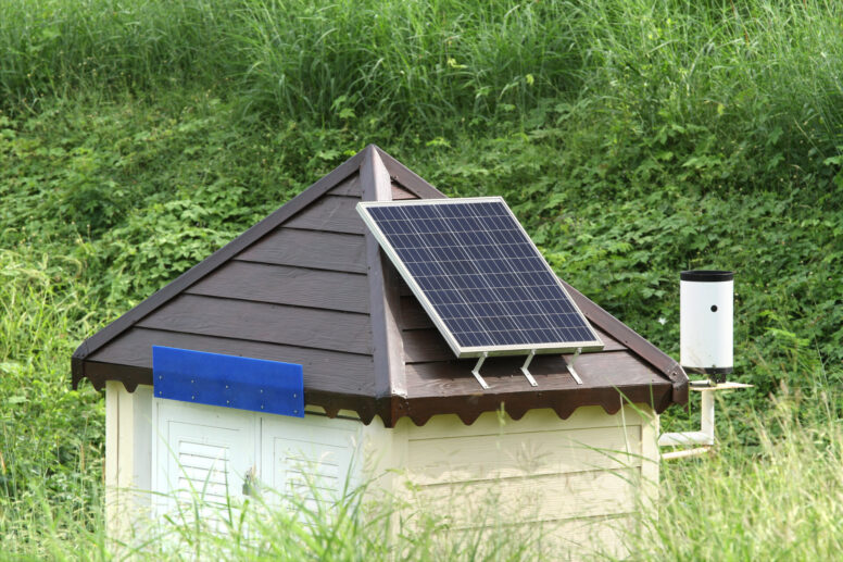 Mini Solaranlage auf dem Dach eines Messpunkthauses