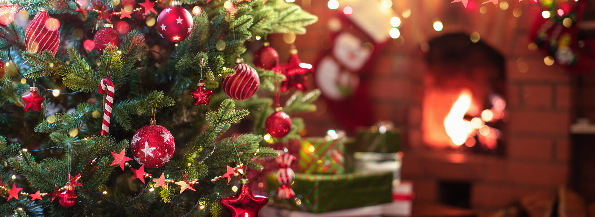 Schöner geschmückter Weihnachtsbaum mit roten Kugeln und Sternen