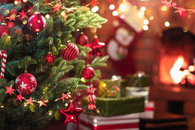 Schöner geschmückter Weihnachtsbaum mit roten Kugeln und Sternen