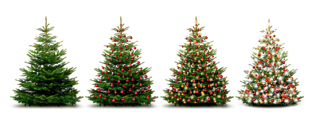 Glänzend dekorierte Weihnachtsbäume mit Weihnachtskugeln