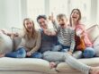 Glückliche Familie lacht auf Sofa | Enthärtungsanlage
